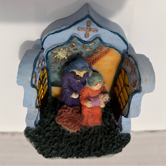 Mini resin nativity 3.5” H x 3” W x 2” D - Picture 5 of 6